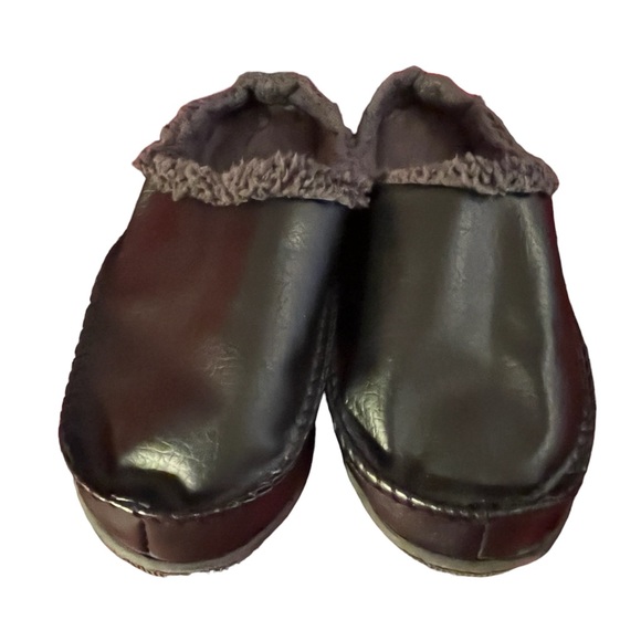 MUK-LUKS slippers. Size small (8-9). NWOT. - Picture 2 of 5